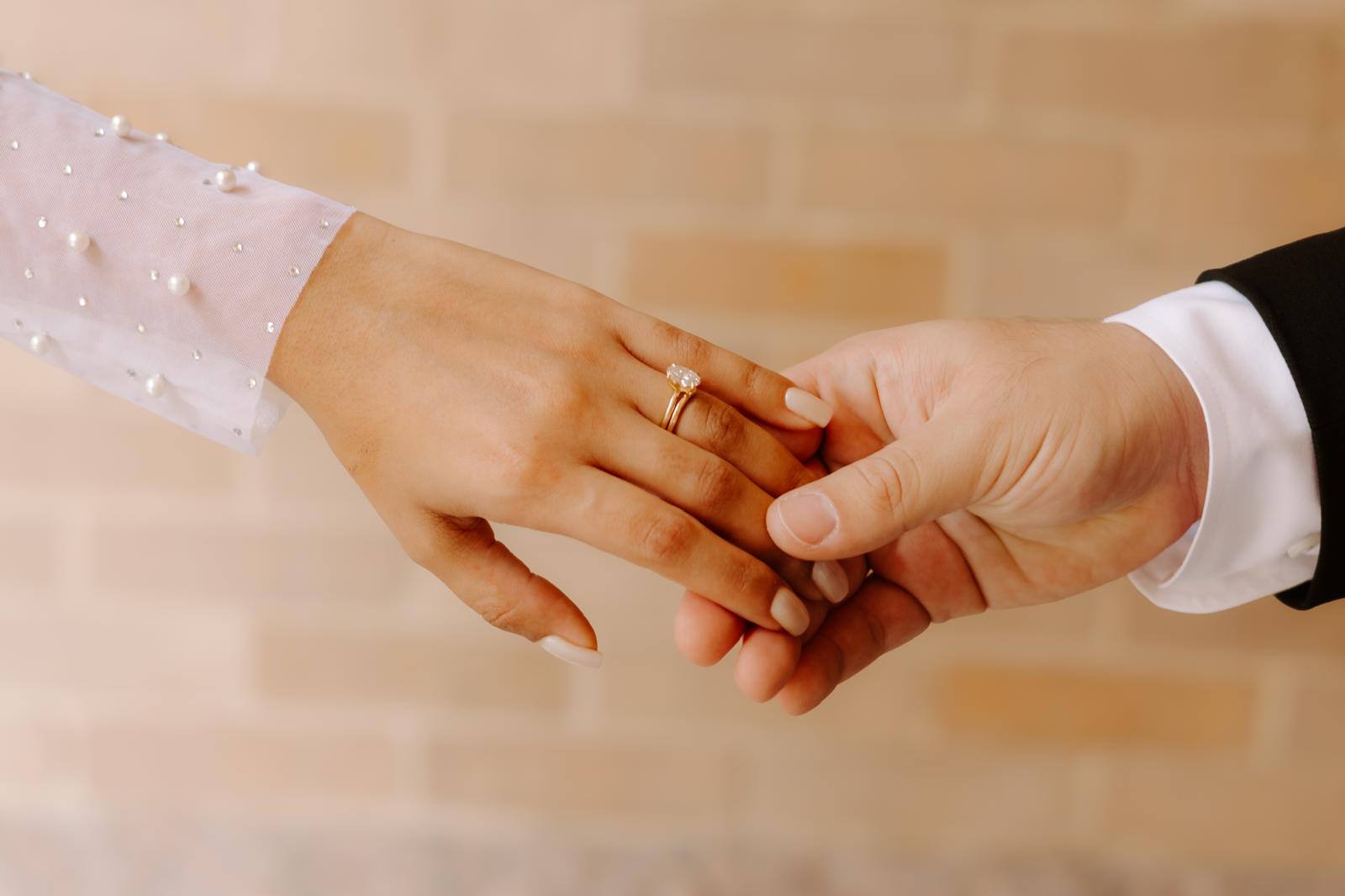 Las manos de Diego y Valentina con sus anillos